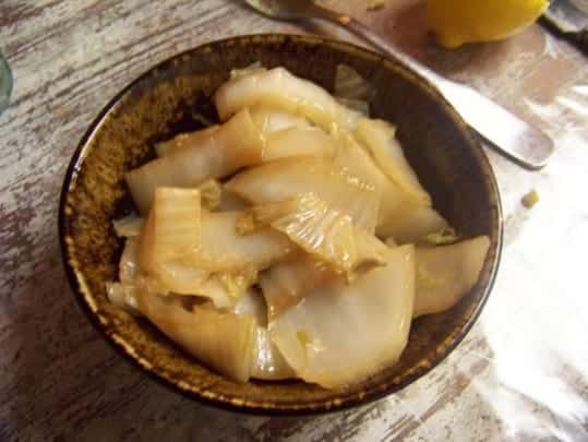 Une recette simple de chou chinois braisé avec du gingembre et de la sauce au soja