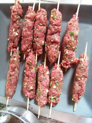kefta de boeuf haché, on façonne la viande comme de petites saucisses autour d'une pique en bois